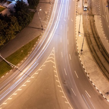 Gece şehir merkezi trafik ışıkları uzun süre açık kalacak. Araba sürerken havadan aşağı bak. Ukrayna, Kharkiv 'de şehir merkezi sokakları