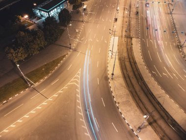 Gece şehir merkezi kavşağındaki trafik ışıkları uzun süre açık kalacak. Aydınlatıcıyla giden arabalara yukarıdan bak. Ukrayna, Kharkiv 'de şehir merkezi sokakları