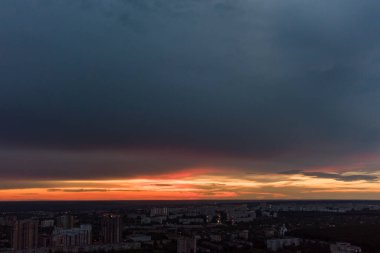 Şehrin yerleşim bölgesinde dramatik bir gün batımı manzarası. Hava Harkiv, Ukrayna. Akşam gökyüzü, bulutlar ve sokak ışıkları