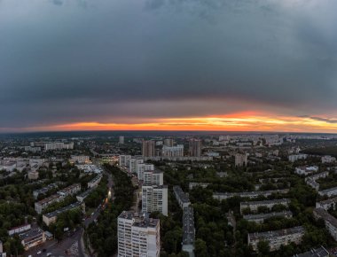 Şehir merkezindeki destansı günbatımı şehir manzarası. 23 Serpnia, Pavlovo Pole, Kharkiv, Ukrayna. Görkemli akşam manzarası, bulutlu manzara ve sokaklar