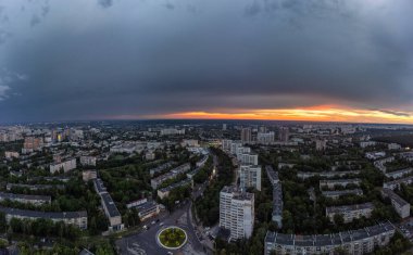 Yeşil şehir yerleşim bölgesinde destansı günbatımı şehir manzarası. 23 Serpnia, Pavlovo Pole, Kharkiv, Ukrayna. Görkemli akşam manzarası, bulutlu manzara ve sokaklar