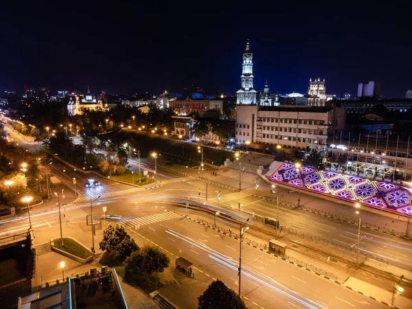 夜间市中心街道上的空中景观 有轨电车和长期暴露的汽车 多明戈主教座堂有照明 乌克兰哈尔科夫市区街道 — 图库照片