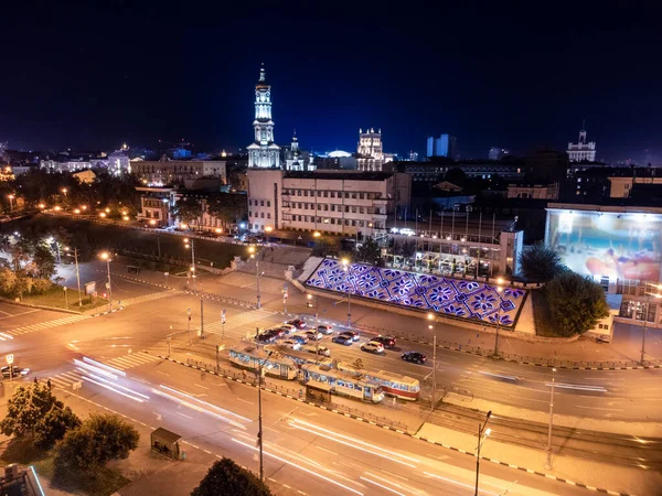 夜间市中心街道上的空中景观 有轨电车和长期暴露的汽车 多明戈主教座堂有照明 乌克兰哈尔科夫市区街道 — 图库照片