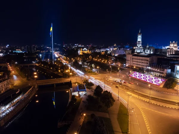 点亮了的河堤上的乌克兰国旗 夜间反射水 乌克兰哈尔科夫Dormition大教堂附近Lopan河上方长期暴露的城市空中景观 — 图库照片