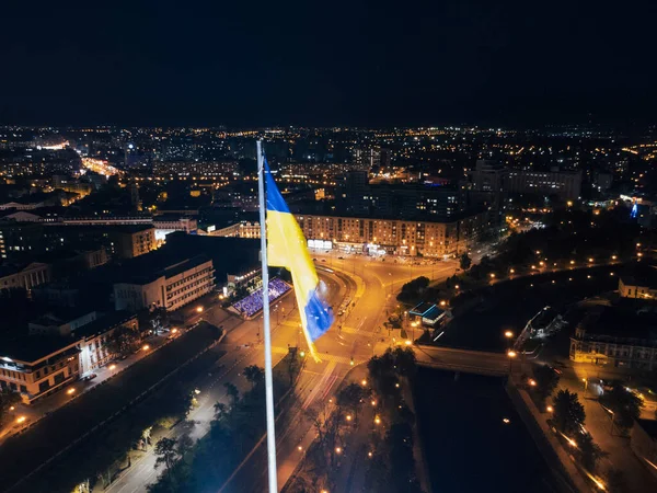 Освітлений Прапор України Нічному Темному Міському Пейзажі Вид Повітря Міський — стокове фото