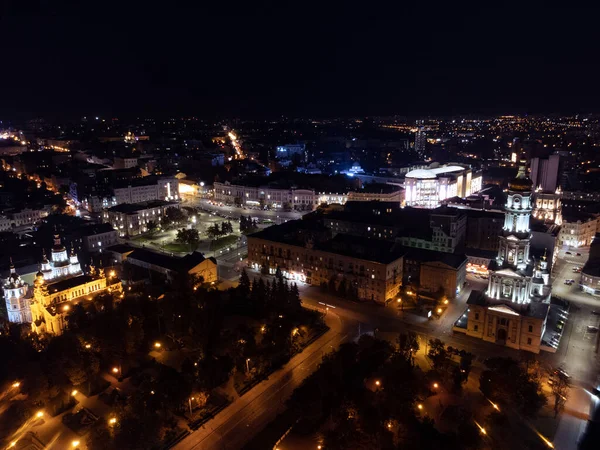 夜灯照亮了城市的空中景观 乌克兰哈尔科夫市中心广场 Maidan Konstytutsii 和Svyato Pokrovsky Monastyr Dormition主教座堂地标 — 图库照片