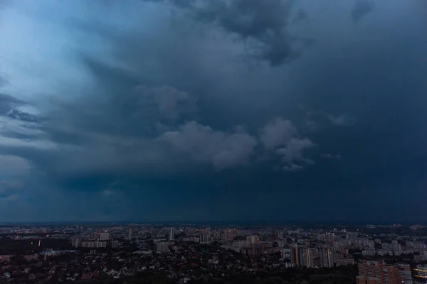 Gökyüzü Bulutlu Dramatik Ağır Gün Batımı Gökyüzü Olan Şehir Üzerinde — Stok fotoğraf
