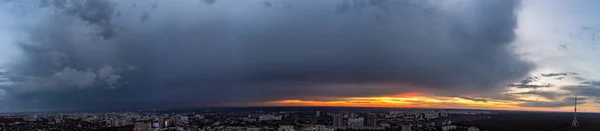 Şehir Yerleşim Bölgesindeki Dramatik Geniş Turuncu Gün Batımı Manzara Manzarası — Stok fotoğraf
