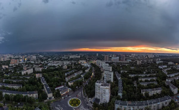 Yeşil Şehir Yerleşim Bölgesinde Destansı Günbatımı Şehir Manzarası Serpnia Pavlovo — Stok fotoğraf