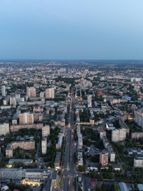 Hava manzaralı Harkiv şehir merkezi Nauky Bulvarı. Pavlove Pole ve Merkez Bölgesi. Geceleri çok katlı yüksek binalar ve sokak ışıkları. Dikey