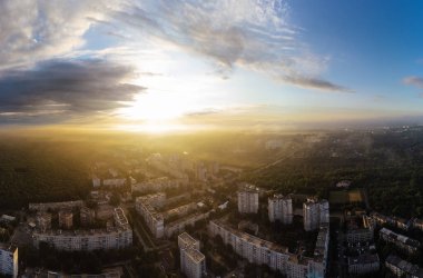 Yeşil parklı ve bulutlu gökyüzü manzaralı, panoramik sabah manzaralı bir yerleşim bölgesi. Kharkiv, Ukrayna