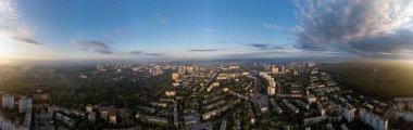 Şehrin yerleşim bölgesinde güneşli bir sabah manzarası var. Binalar ve sokaklar üzerindeki hava renkli manzara, Pavlovo Pole, Harkiv Ukrayna