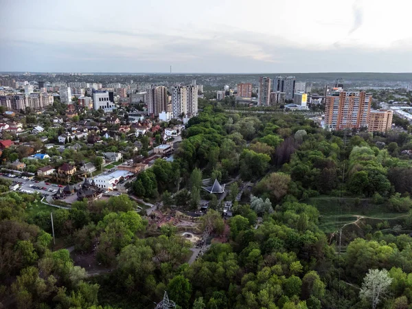 Yeşil yaz Kharkiv şehir merkezi popüler eğlence parkı Sarzhyn Yar ve modern yerleşim bölgesi üzerinde hava manzarası. Su kaynağı ve oyun alanı olan botanik bahçesi