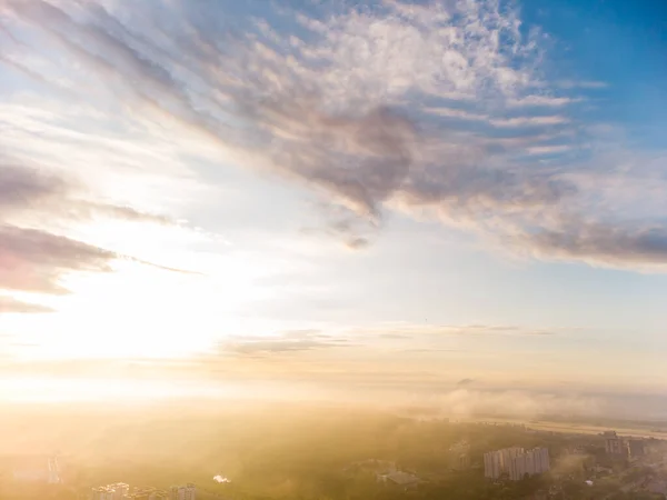 Heldere Warme Zonsopgang Zon Schijnt Wolken Blauwe Hemel Boven Groene — Stockfoto