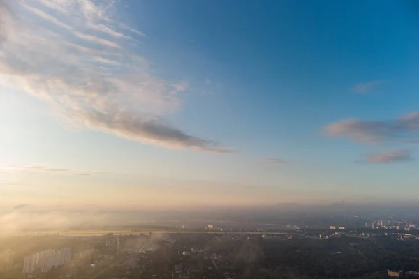 Heldere Zonsopgang Zon Schijnt Wolken Blauwe Hemel Boven Groene Stad — Stockfoto