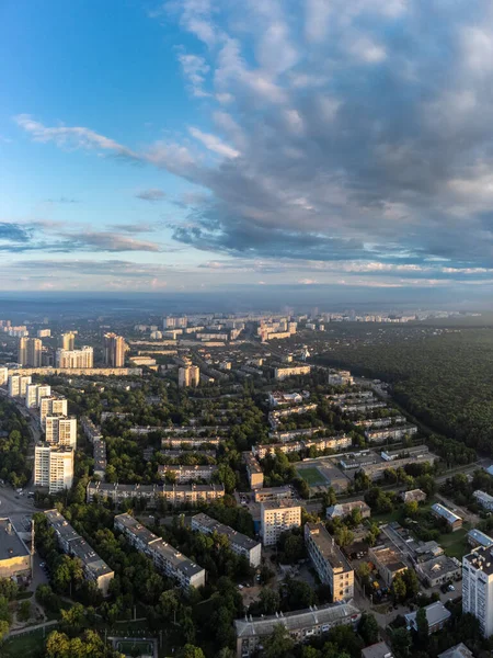 Brzy Ráno Městyscape Vertikální Pohled Letním Zeleném Městě Rezidenční Čtvrti — Stock fotografie