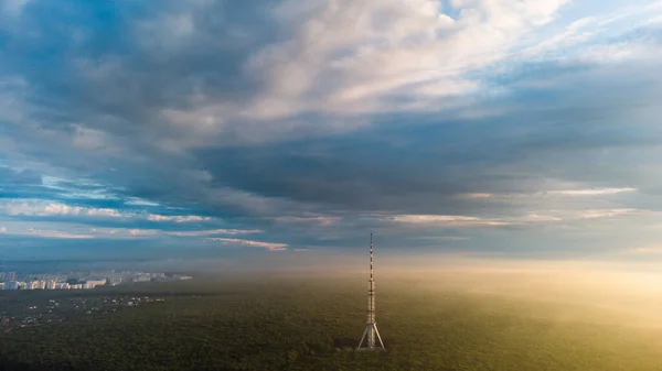 Luchtfoto Zonsopgang Uitzicht Stad Telecom Toren Groen Bos Met Schilderachtige — Stockfoto