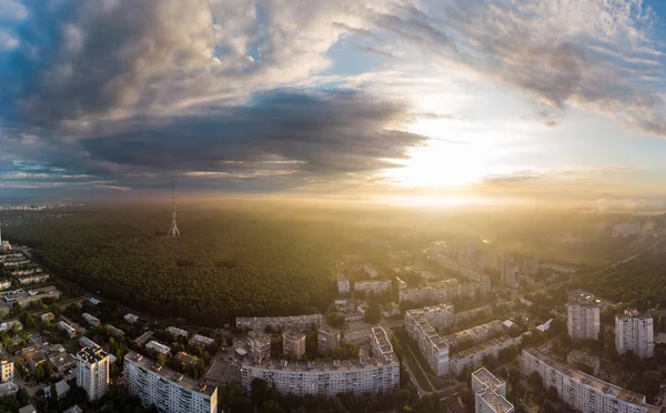 Şehrin Yerleşim Bölgesinde Gün Doğumu Manzarası Pavlovo Havalimanı Kharkiv Ukrayna — Stok fotoğraf