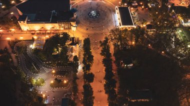 Hava gece eğlence parkı aydınlatıcı gösteriler. Kharkiv şehir merkezi dinlenme alanı akşam ışıkları altında. Eğlence Gorky Central Park, karanlık, aşağıya bak.