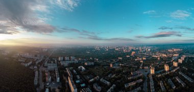 Şehir merkezinde güneşli bir sabah manzarası var. Binalar ve sokaklar üzerindeki hava renkli manzara, Pavlovo Pole, Harkiv Ukrayna