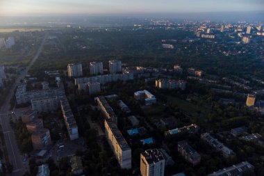 Summer City yerleşim bölgesinde güneşli bir sabah manzarası. Kharkiv Ukrayna 'daki Pavlovo Pole, Sarzhyn yar, binaların ve sokakların üzerindeki havadan şehir manzarası