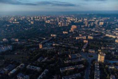 Yeşil yaz şehrinde güneşli bir sabah manzarası, yerleşim bölgesi. Binalar ve caddelerin üzerindeki havadan şehir manzarası, Pavlovo Pole, Harkiv Ukrayna