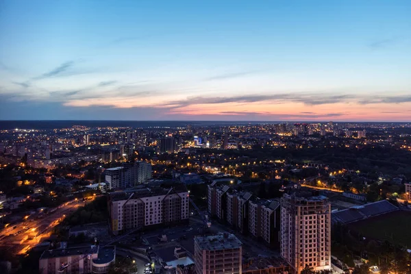 鸟瞰明媚的夜景 城市住宅在夕阳中的发展 日落时分 乌克兰哈尔科夫市中心 — 图库照片