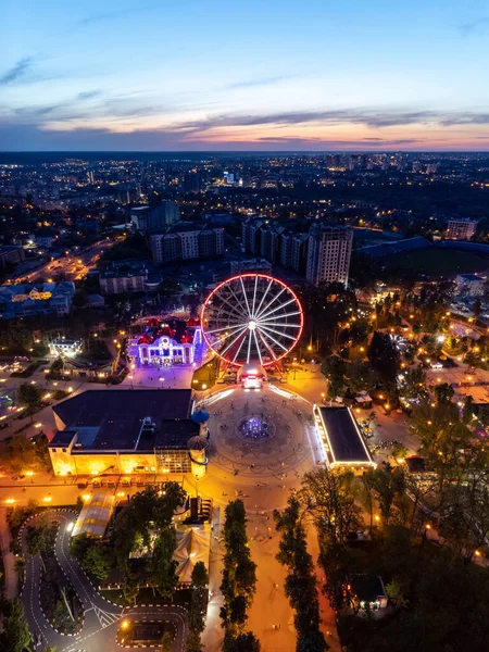 Havadan Aydınlatılmış Dönme Dolap Kharkiv Şehir Merkezi Dinlenme Alanı Akşam — Stok fotoğraf