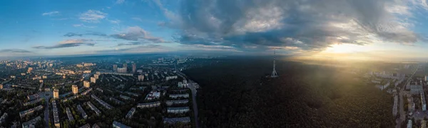 Şehrin Yerleşim Bölgesindeki Gündoğumu Bulutlu Manzara Manzarası Pavlovo Havalimanı Kharkiv — Stok fotoğraf