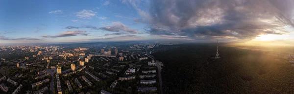 Sol Épico Nascente Nas Nuvens Acima Floresta Verde Ampla Vista — Fotografia de Stock