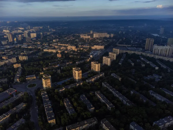 Yeşil şehir ve yerleşim bölgesinde güneşli bir sabah manzarası. Binalar ve caddelerin üzerindeki havadan manzaralı 23 Serpnia Pavlovo Pole, Harkiv Ukrayna
