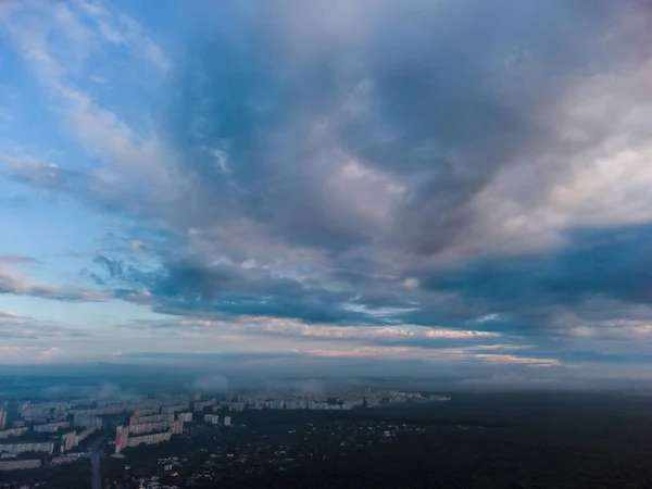 Summer City Yerleşim Bölgesinde Huzurlu Bir Sabah Bulutlu Manzarası Ukrayna — Stok fotoğraf