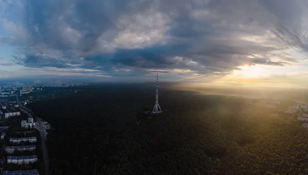 Antennenpanorama Sonnenaufgang Morgen Stadtblick Auf Telekommunikationsturm Wald Der Nähe Von — Stockfoto
