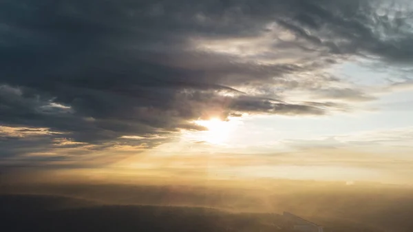 Epische Zonsopgang Wolken Uitzicht Groene Stad Residentiële Wijk Luchtfoto Mistig — Stockfoto