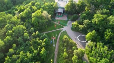 Yeşil Kharkiv şehrinin popüler Central Park 'ı Sarzhyn Yar' da yeşil yaz manzaralı kablo araç çekim istasyonu.