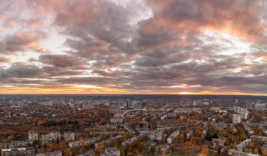 Kharkiv şehrinin Pavlove Pole bölgesinde hava sıcak ve renkli bir manzara var. Sonbahar günbatımında çok katlı binalar