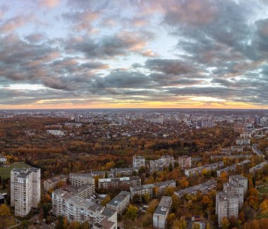 Kharkiv şehri Pavlove Pole bölgesi. Sonbahar günbatımında çok katlı binalar