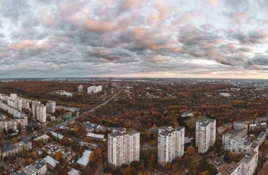 Havadan panoramik sonbahar akşamı manzarası. Park ve bulutlu gökyüzü olan bir yerleşim bölgesi. Kharkiv, Ukrayna