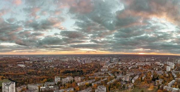 ハリコフ市内の空の夜の壮大なパノラマビュー 多階建て住宅 秋の日没の光の公園 — ストック写真