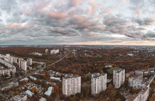 Letecký Panoramatický Pohled Podzimní Město Obytná Čtvrť Parkem Malebnou Oblačnou — Stock fotografie