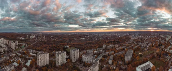 ハリコフ市の空の夜のパノラマビュー 多階建て住宅 秋の日没の光の公園エリア — ストック写真