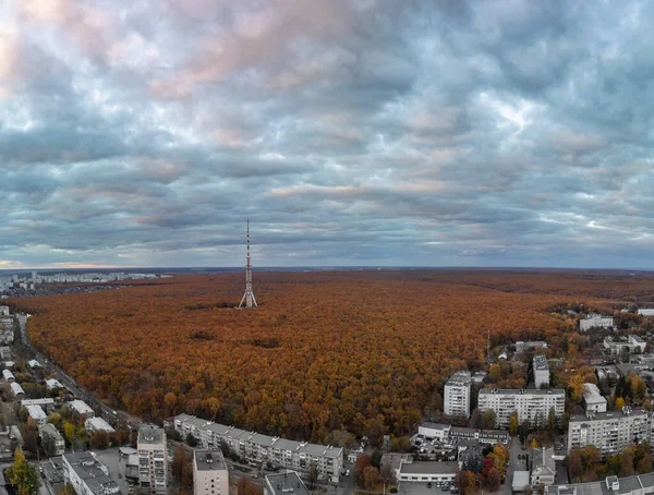 秋天城市的空中全景 森林里有电信塔 住宅区附近有多云的天空 乌克兰哈尔科夫 — 图库照片