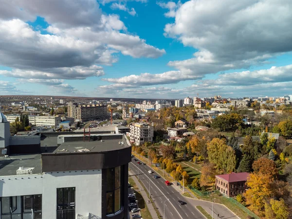 Miasto Widok Lotu Ptaka Nowoczesne Budynki Mieszkalne Dachu Jesienią Malowniczym — Zdjęcie stockowe