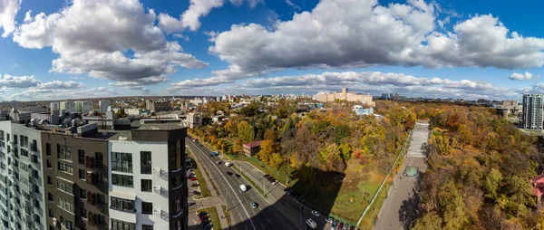 都市の空中ビュー 秋に噴水のある現代的な新しい住宅の建物の屋上とカスケード階段 Shevchenko City Garden風光明媚な青空 ウクライナのハリコフの日当たりの良いダウンタウンの街の通り — ストック写真