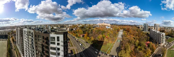 도시의 파노라마 현대적 주거용 분수가 케이드 가을의 경치좋은 우크라이나 하르키우의 — 스톡 사진
