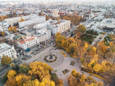 Taras Shevchenko Anıtı 'nın Sonbahar Renkli Harkiv Şehir Merkezi Parkı' ndaki hava manzarası. Ukrayna 'nın Kharkiv kentinde turistik ilgi ve tarihi manzaralar
