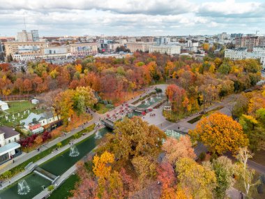Shevchenko Şehir Bahçesi 'ndeki şelaleli canlı sonbahar manzarası. Ukrayna 'nın Kharkiv kentindeki renkli parktaki turistik ilgi