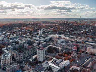 Sonbaharda Merkez Kharkiv tren istasyonu Pivdennyy Vokzal 'ın hava görüntüsü, Ukrayna' nın Harkiv kentindeki şehir merkezinin çatısı.