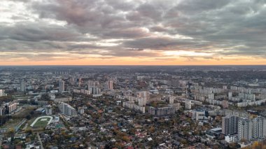Gökyüzü sonbahar şehri manzarası ve destansı bulutlar. Akşam ışığında yerleşim bölgesi binaları. Kharkiv, Ukrayna