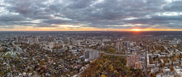 壮大な雲と空中鮮やかな秋の都市公園の夕日のパノラマビュー 住宅街の建物や車の夜の光の中で運転 ウクライナのハリコフ — ストック写真